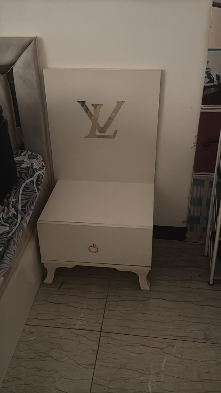 السلام عليكم غرفه نوم خمس قطع للبيع المكان الشعب للاتصال على الرقم ***********
