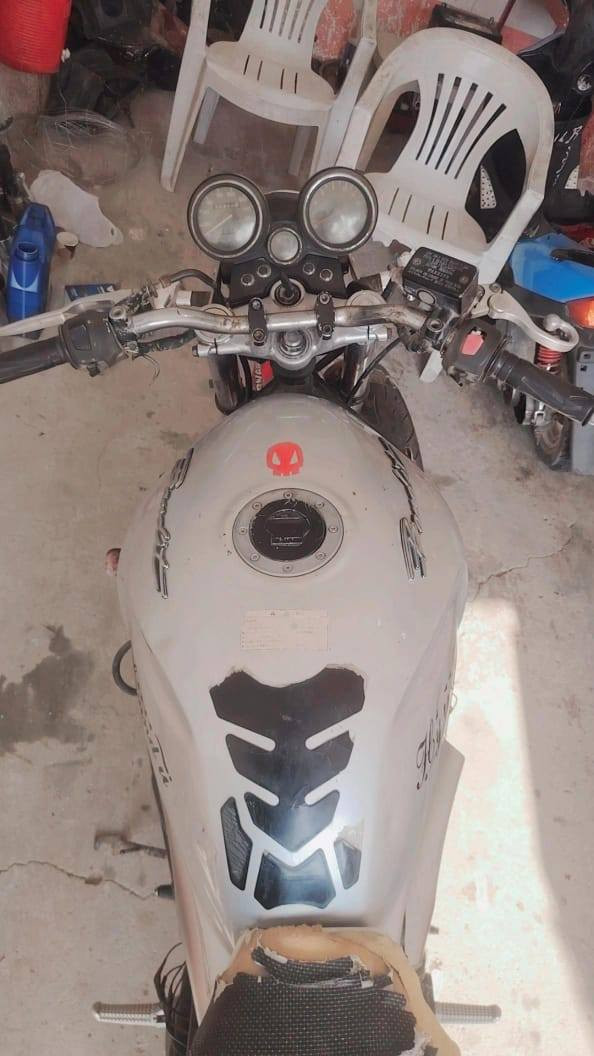 سلام عليكم. اخوان عندي دراجه بانده كريستال للبيع. دراجه فصختهه ع اساس ابدللهه رنكات بس عندي شغل ممتفرغلهه. دراجه بدون اوراق. وابيعهه كوم حديد ما اكفل شي بيهه اكفل فقط سرقه. امانت الله دراجه اخذتهه من ولد صاحبي صارف عليهه اني  500 الف. من زوج تاير. تخم بلك. دشبول. تصليح كابريتر. جوزه سويج. ضفيره. وبعد شغلات مابيه اكتبهن. اخوان اعيد واكرر كوم حديد لا تكلي شبيهه وسعرهه 300 الف .مكان دراجه بغداد اليوسفيه لل استفسار *********** واتس اب. وهاي صورتهه قبل لا افتحهه. واسف ع اطاله
