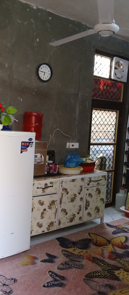 سلام عليكم بيت البيع مساحته 100نزال 20وجه 5 يحتوي على فرفه ومطبخ ومجمع صحيات دخل  وخارج البيت مزكوف عل نص الصاله ولكلدور مامزكوفات ابو غرق بهيثم الجبوري شارع 2 / ***********
