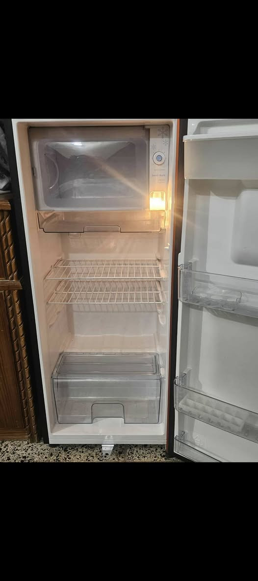 السلام عليكم
ثلاجه للبيع 
تجميدها فول حيل زين قياسها صغير ١٢ قدم 
السعر ١٢٥ وبي مجال قليل 
***********
