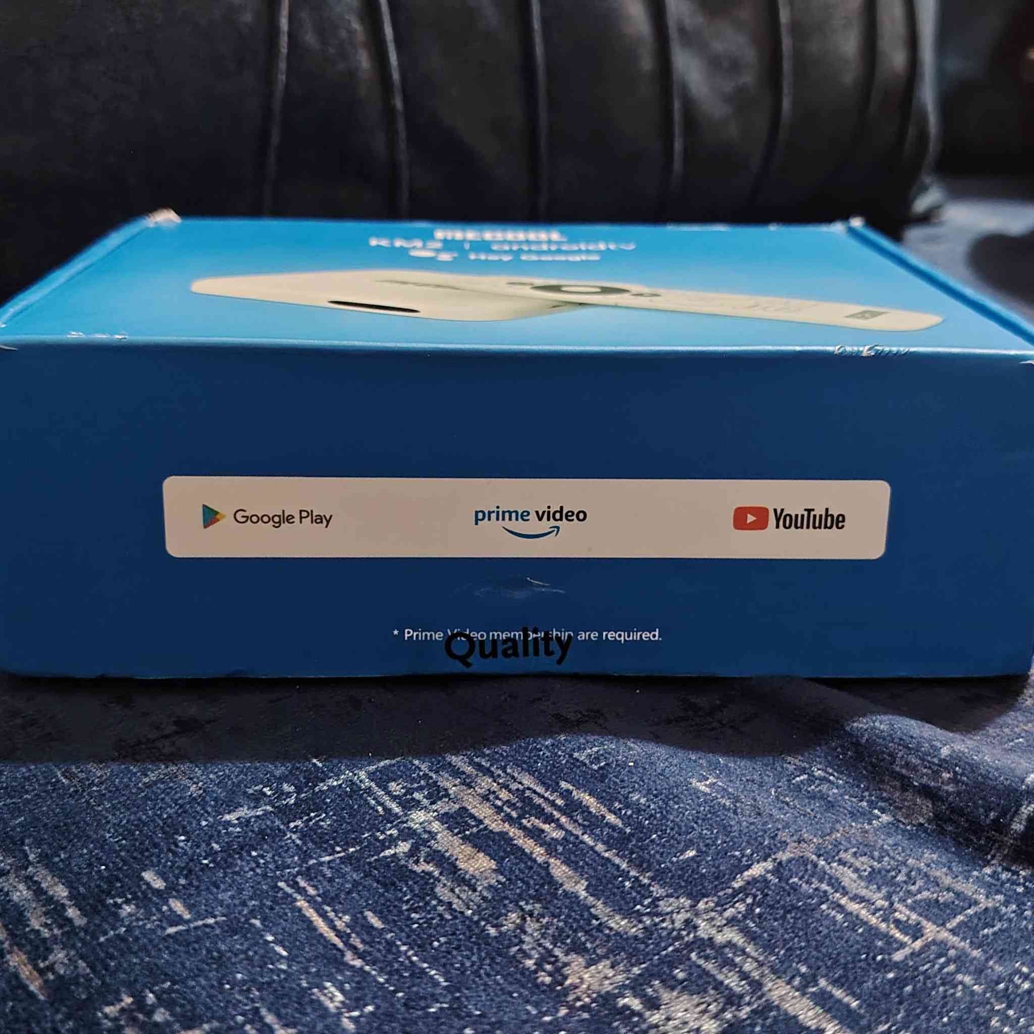 جهاز MECOOL KM2 Android TV Box، وهو جهاز بث ذكي يعتمد على نظام أندرويد لتحويل التلفزيون العادي إلى تلفزيون ذكي. 
نظام التشغيل: يعمل بنظام Android TV المعتمد من جوجل، مما يتيح الوصول إلى متجر تطبيقات Google Play.
دقة العرض: يدعم بث محتوى بدقة تصل إلى 4K بمعدل 60 إطاراً في الثانية (4K @ 60fps) مع تقنيات HDR و HDR10.
التطبيقات: يتميز باحتوائه على تطبيقات بث مشهورة مدمجة ومعتمدة مثل Netflix و YouTube و Prime Video.
المميزات الذكية: يدعم البحث الصوتي عبر مساعد جوجل (Google Assistant) ويحتوي على خاصية Chromecast المدمجة لبث المحتوى من الهاتف إلى التلفزيون.
المواصفات الفنية: يعتمد على معالج Amlogic S905X2-B، ويأتي بذاكرة وصول عشوائي (RAM) سعة 2 جيجابايت، وذاكرة تخزين داخلية سعة 8 جيجابايت.
السعر 75 الف


**إذا كنت صاحب هذا الإعلان وتريد حذفه لأي سبب، رجاءا أرسل رسالة إلى الدعم الفني**