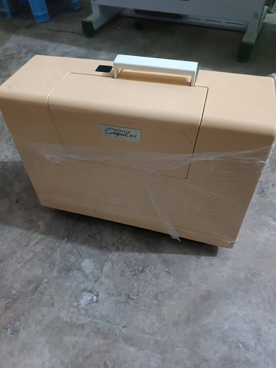 السلام عليكم ورحمه الله وبركاته يوجد مكينه خياطه +تطريز بيه ١٥ نوع تطريز سعر خاص او اتصال على ***********
