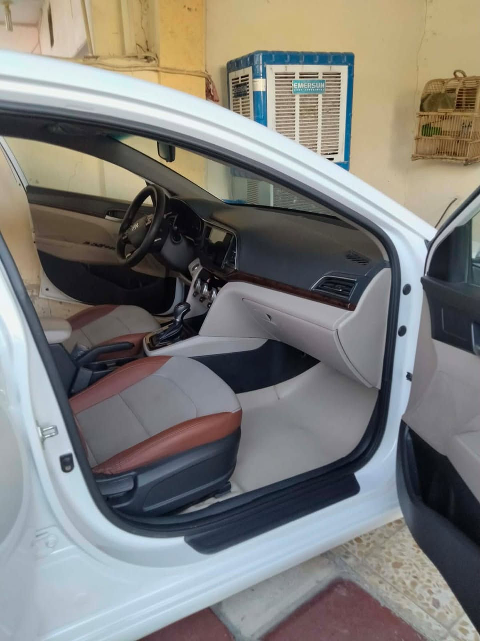 السلام عليكم النتره 2020خليجي فول لمتدد فتحه بصمه داخل لونين معروفه موصفات الخليجي لايت زنون لد رقم بغداد كشنات تدفه السياره حلوه وجديده مال بيت ماشيه 85 الف السياره كفاله عامه من الحادث والصبغ ماعده شي بسيط الباب لي خلف الصدر مفتوحه فقط براغي مفتوحه من الشركه واكفله كفال عامه مكان السياره حله قرب كوين بارك السعر 170 وبيه مجال لطيبين ‭
***********
