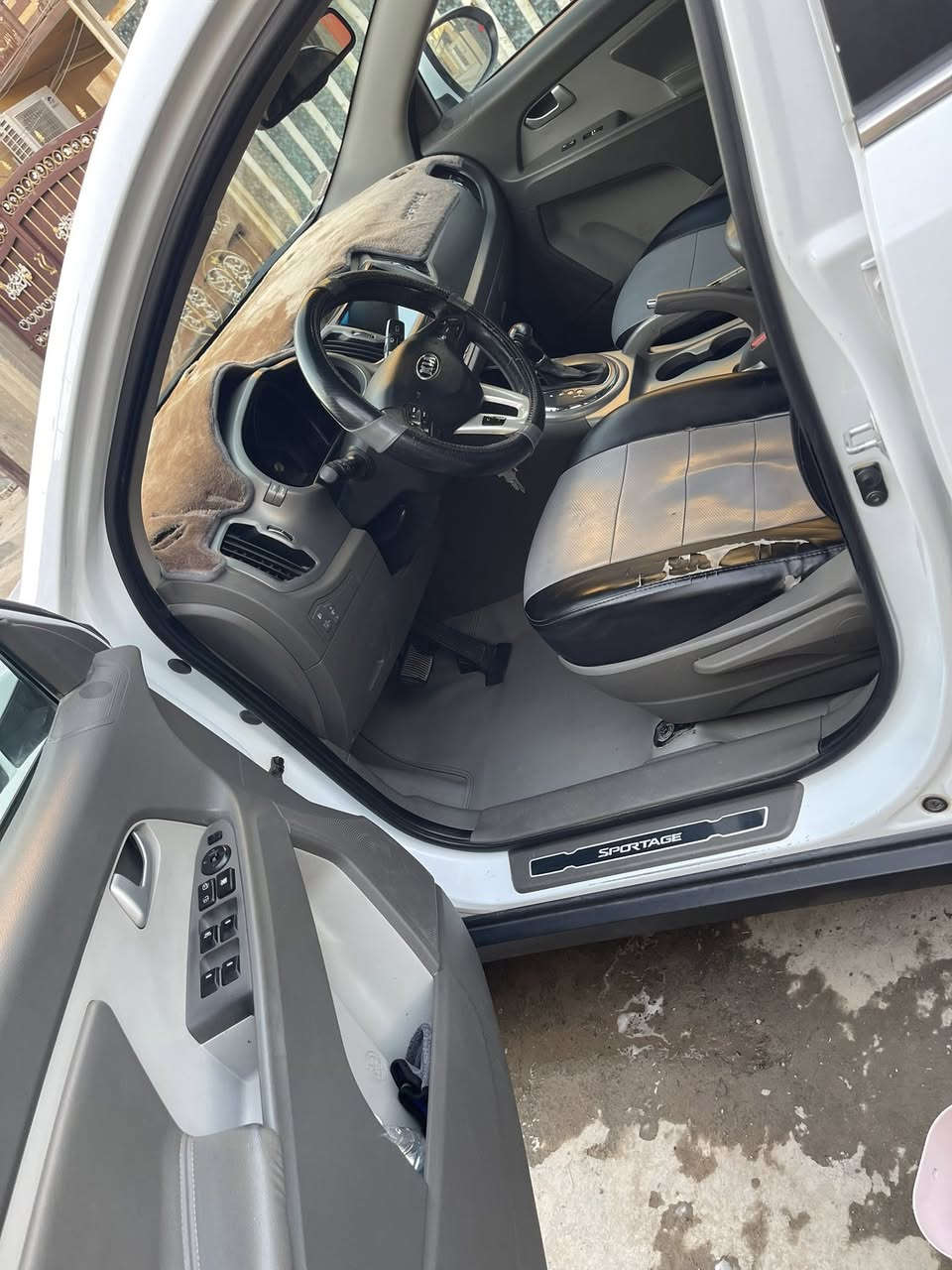 سلام عليكم ورحمة الله وبركاته
كيا سبورتج 2014 خليجي

رقم بغداد انكليزي

بنوراما

تحكمات ستيرن اربع جهات

محرك ٢٠٠٠ دوش

شاشه وسماعات اصليه بوز

مري شفط

كير محرك مكفولات من كلشي

بيه معجون اباب عكس السايق الباب مصبوغه

وبارد بالجنطه حسب ما موضح بالتأشير 

اطارات جديدة 

تبريد قطعة وحدة 

عنوان بغداد الزعفرانيه

السعر155

رقم الهاتف ***********
