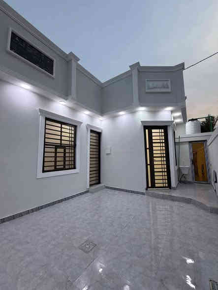 مساحه ٢٥٠ متر يحتوي على ٣ غرف نوم وصاله ومطبخ بارد ومطبخ وحمام وديوانيه ومجمع صحيات 
الموقع البصره محوله الزهيري جميع الخدمات متوفره سعر 137 وبي مجال *********** البصرة
