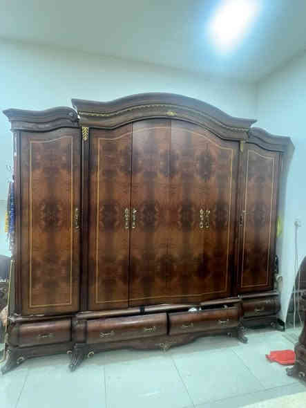 السلام عليكم غرفة للبيع مصرية دمياطي الخشب الثقيل تحتوي عل جرباية نفرين وكنتور يحتوي 6 ابواب واربع جرارات وتحتوي عل ميز تواليت وميز عالي وقطعتين كومدي وياها صوماية صارلي شهر من مسويها  الغرفة يحتاجلها ترتيب بس كم جرارة يحتاج تتصلح سعرها 350 وبيها مجال الي يعجبه يجي يشوفها وللعلم الصوماية وحدها سويتها ب 150 الف لان هاي الغرفة اكبر من الغرف البقية مكاني بغدا الغزالية ***********
