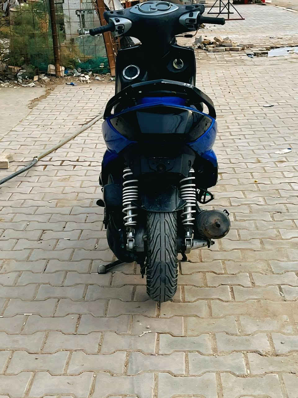 سكنز فحل السعر 550 وترهم مراوس بكير
محرك مكفول شلعه معدل مابيها اي نقص 
سلف هندر  كله شغال كهربائيات كلها شغاله 
بيها سستم وسماعت ديجي مال سياره 
مكاني المسيب 
***********
