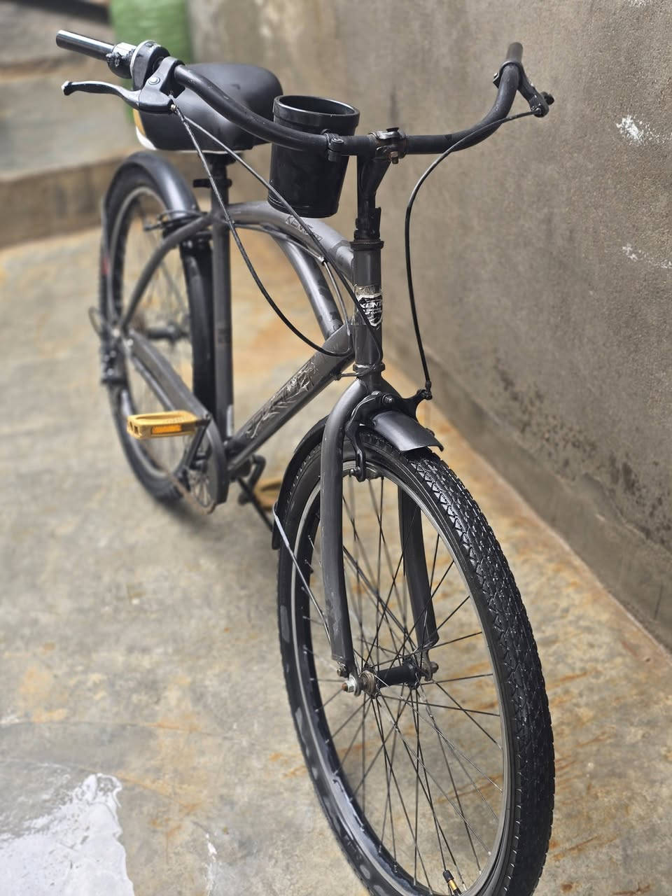 بايسكل Bayside للبيع - نظافة فوك الممتاز
للبيع بايسكل Bayside أصلي، الدراجة ماشاء الله جهرتها حلوة ونازكة، وشغالة لوز.
مواصفات الدراجة:
الإطار (الفريم): ألمنيوم خفيف الوزن وتصميم مقوس (Cruiser) مريح جداً بالركبة.
الكير: نظام سرعات Shimano أصلي، التحويل ماله ناعم وسريع.
الملحقات: يحتوي على قمامة (طينيات) أمامية وخلفية للحماية من المي والطين، وحافظة زنجير كاملة.
الراحة: الكشن عريض ومريح (سبرنكات)، ومسند (جك) خلفي قوي.
الإضافات: دواسّات صفراء مميزة، وحاملة بطل ماي أو غراض مثبتة على الستيرن.
الحالة: البايسكل نظيف جداً، التايرات بحالة ممتازة والبريكات قوية، يعني تصعد وتوكل على الله ما يحتاج أي صرف.
السعر: 125 ألف 💰
📍الموقع: ديالي - خانقين
ملاحظة: بي مجال بسيط للشراي الطيب.
للتواصل والاستفسار فقط على الرقم: [***********]
