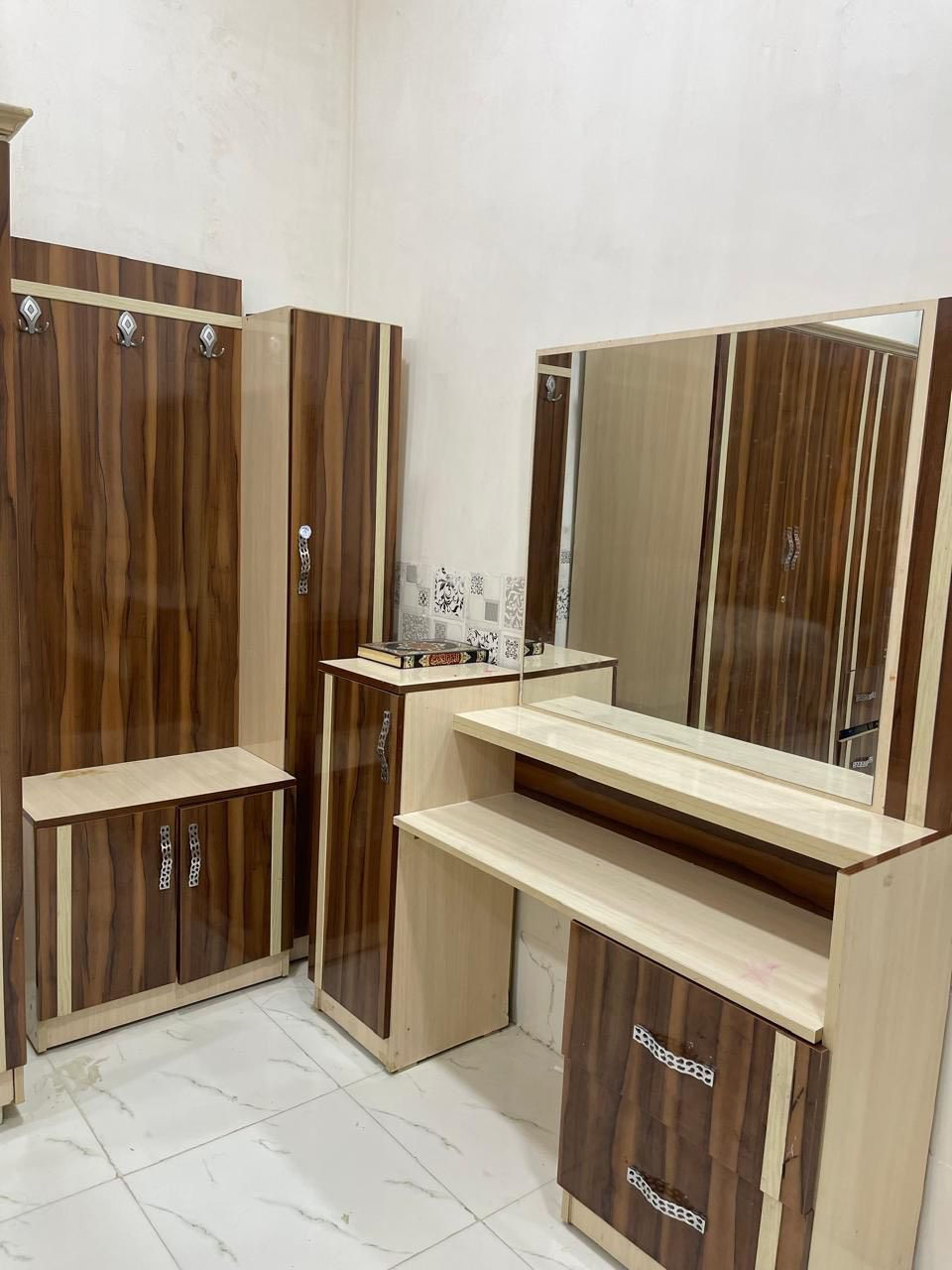 غرفة ماليزي للبيع متوفرة في الموصل مكونة من خمس قطع هاي صورها غرفة نظيفة وقوية وسعرها مناسب الشراي يتصل على هذا الرقم ***********
