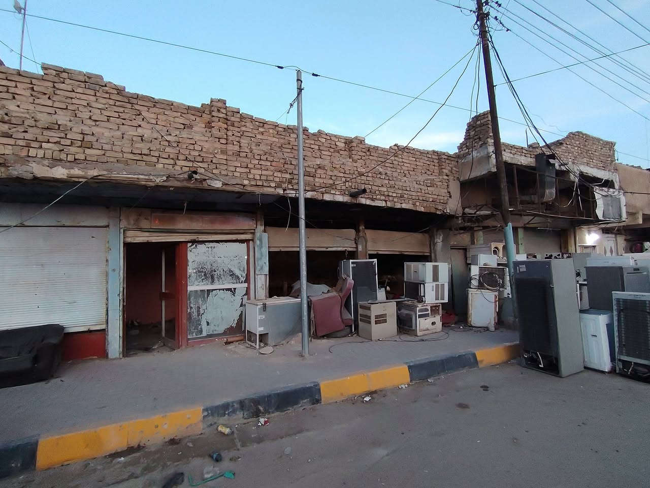 السلام عليكم بيت للبيع المساحه ٣٨٥ الواجه ٢١ متر ونص  المكان باب الخان شارع المحكمه مقابيل سجاد المصور للاستفسار ***********
