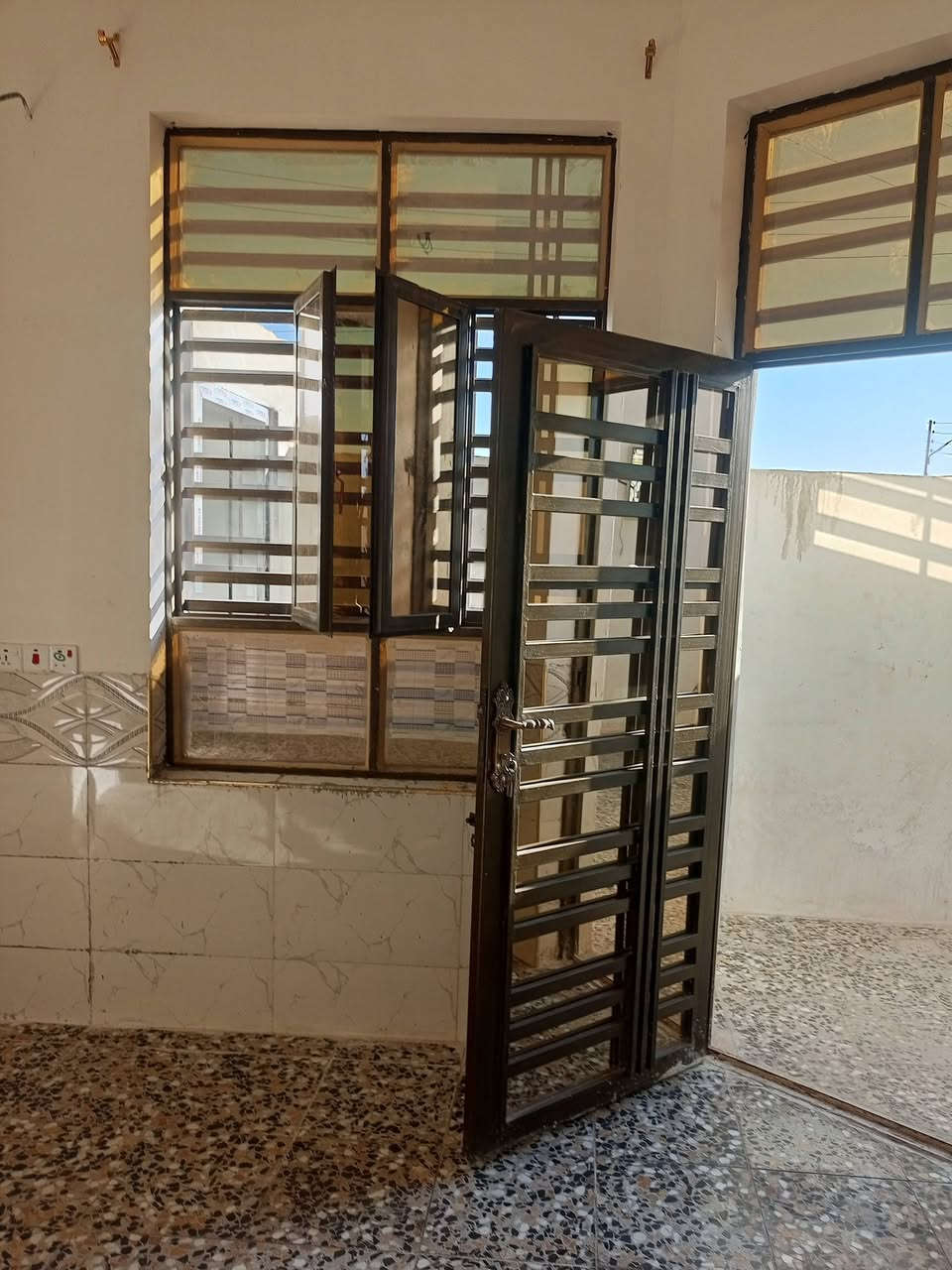 السلام عليكم بيت منطقه حي الفرات المساحه 90 متر سنه 25 كامل الخدمات ***********
