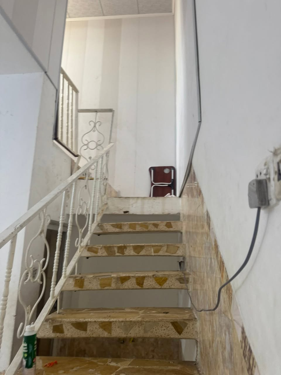 مشتمل ١٠٠ متر للإيجار حي الوفاء قرب البنزين خانه يتكون من غرفه وصاله ومطبخ وحمام واستقبال سعر الايجار ٣٢٥ شامل اجور الماء والكهرباء اتصال ***********
