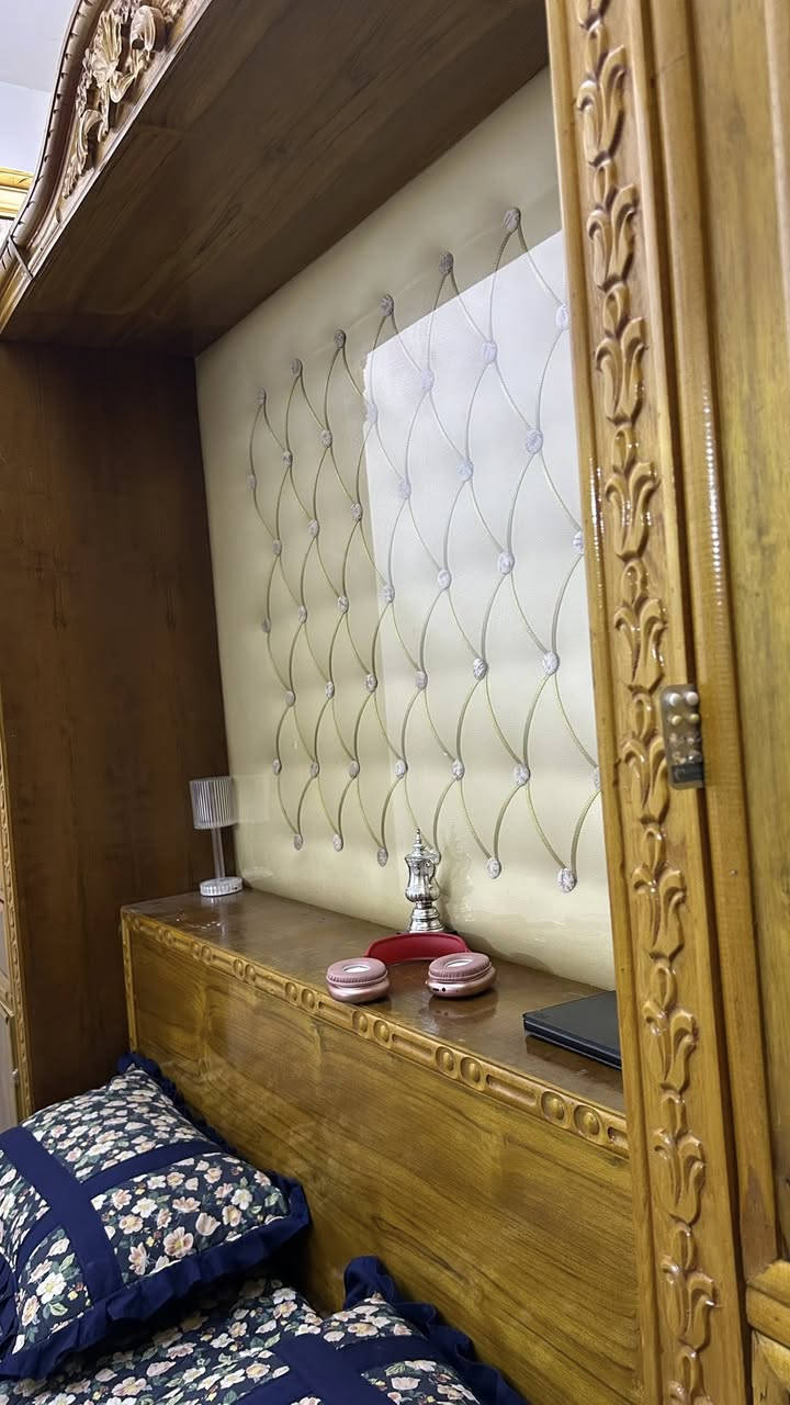 غرفة نوم شغل عراقي درجه اولى
كلفتني 3 مليون استعمال سنه واحد  واريده ب 1 ونص 
نضافه 100% مستعجل على بيعته.  عنواني بغداد الامين الثانيه   رقمي. ***********
