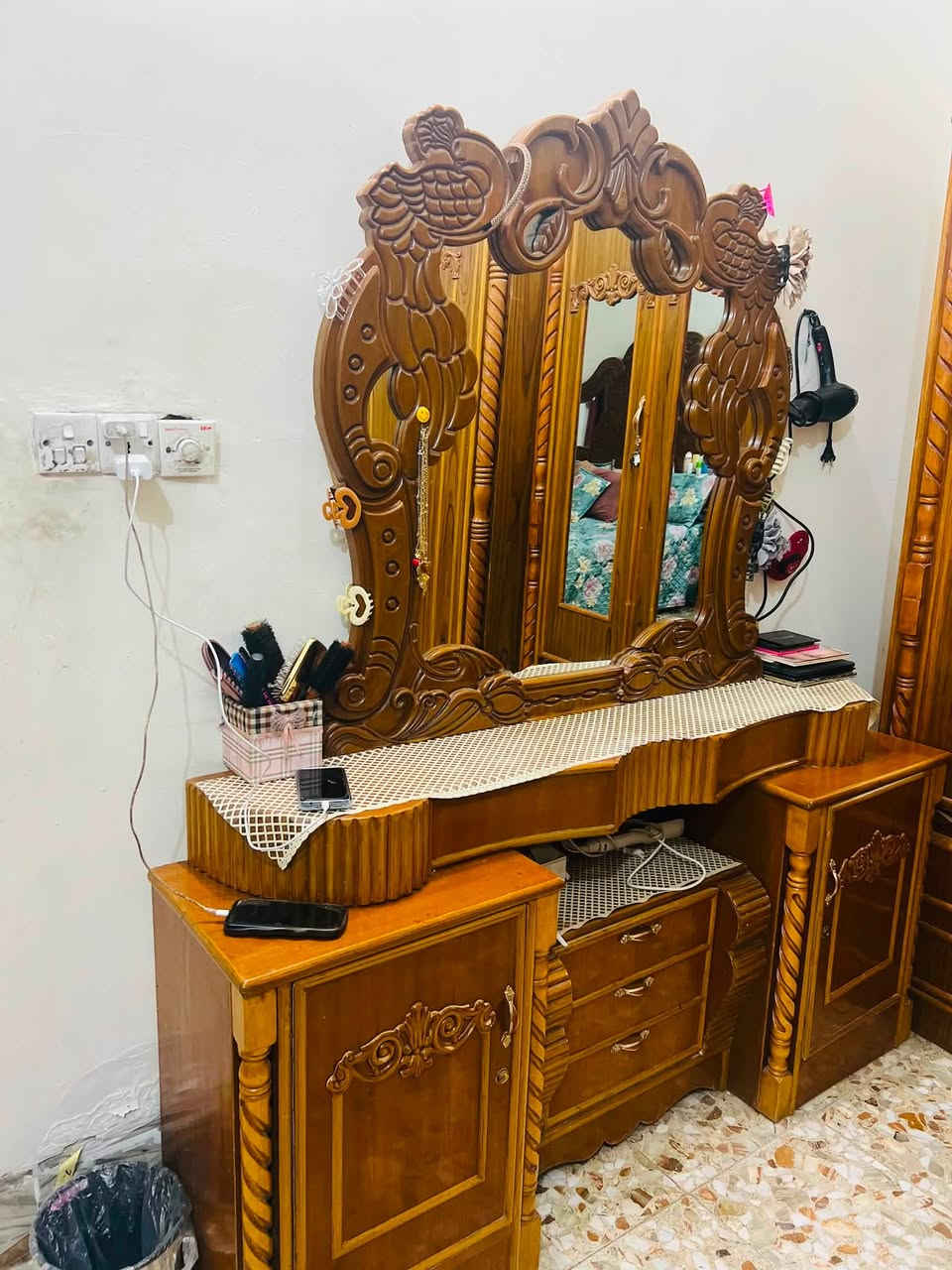 غرفة نوم للبيع
تسكام عراقي بعدها جديده مابيهه اي ضرر

بيع مستعجل سعر مليون و٧٠٠ وبيهه مجال 
عنواني الحمزه الغربي 
متواجدين فقط واتساب ***********

