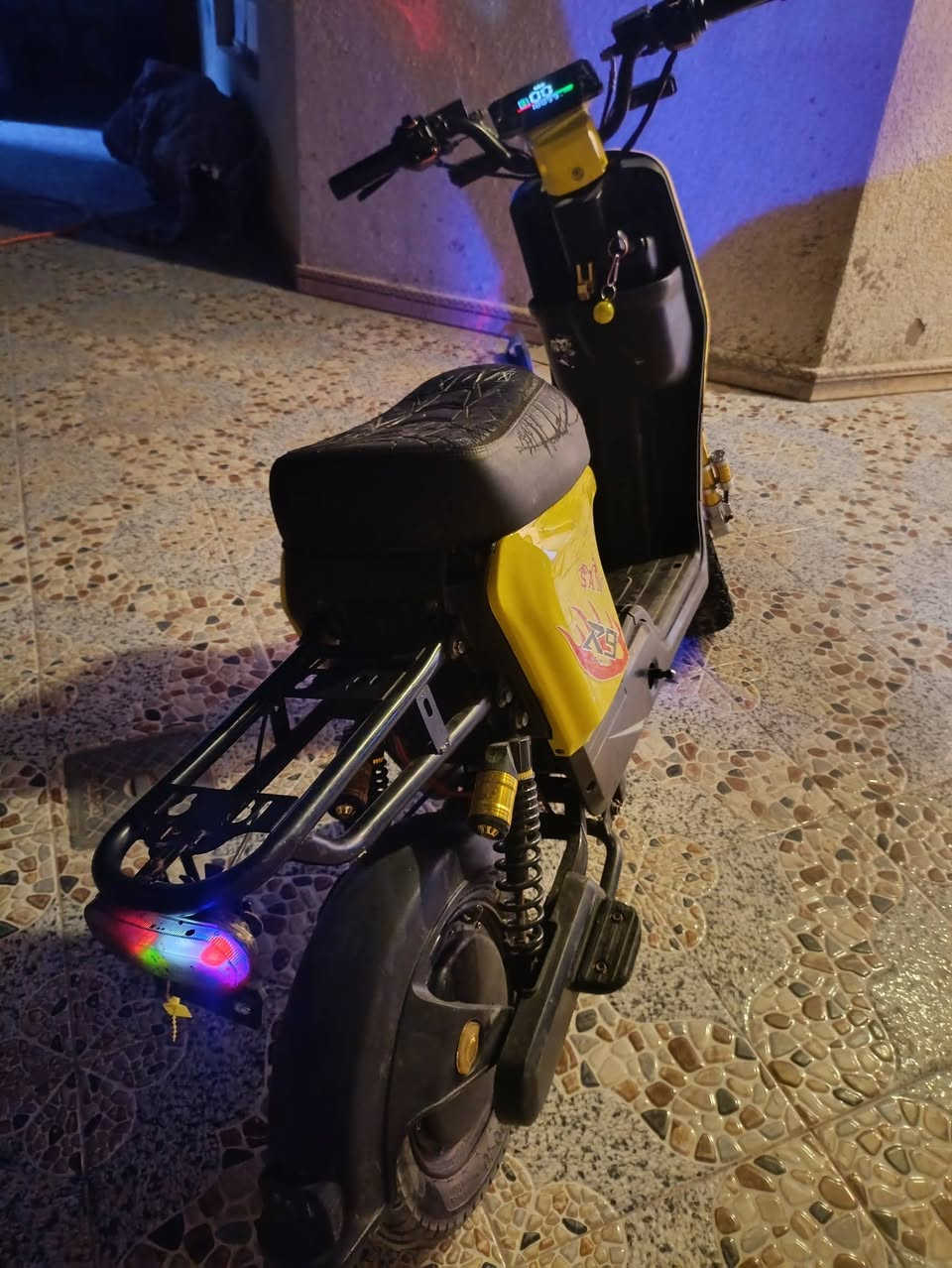 سلام عليكم دراجه للبيع R9 دراجه نضيفه ما بيه اي شي مكاني بصره ابو خصيب الرقم واتساب ***********
السعر 350 وبيهه مجال
