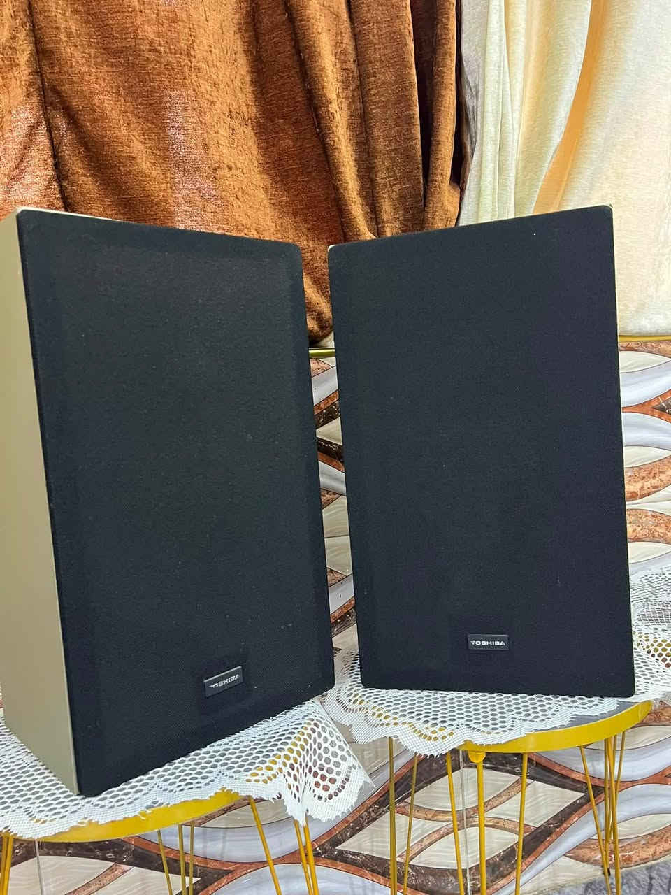 السلام عليكم 
زوج سماعات 
حجم متوسط 50سم 30x
ماركه Toshiba
صوتهن واضح ومتوسط مو عالي كلش
نضيفات كلش وقديمات عندي 
والتصوير مالت اليوم
سعرهن 80 وبيهن مجال
اعلى سعر ابيع
بغداد / الشعب
***********
