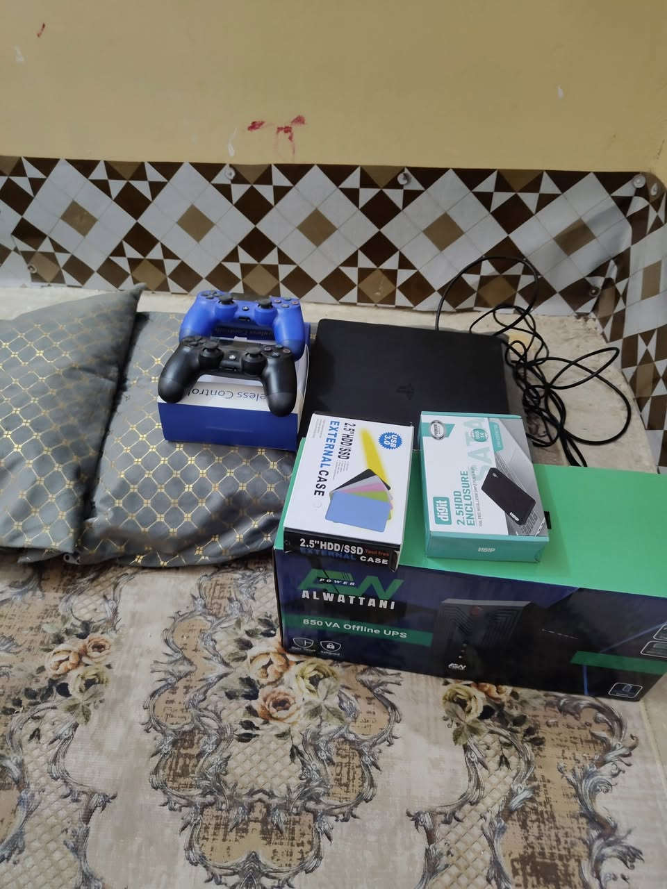 السلام عليكم..بلي 4سلم مهكر استخدام شهر وياغراضه كامله جوستك عدد 2 وجهاز يوبي اي اس جديد حجم 850 وهاردات عدد 2 واحد حجمه تيره والثاني 500 العاب بي مفوله تقريبا 40 السعر 325وبي مجال الاتصال عل الارقام ***********..***********.نجف حي المكرمه قرب مجمع العائله أو صيدلية البلد الامين بالفرع
