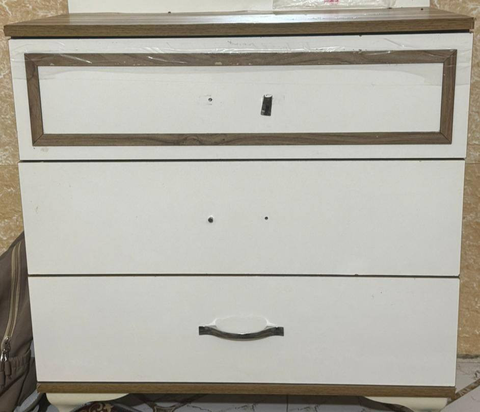 السلام عليكم غرفه تركيا للبيع وهاي الصور كدامكم والاضرار البيهه العنوان النجف حي الوفاء للاتصال على هاذا الرقم***********والاستفسار على السعر وبيكم خير وتدللون
