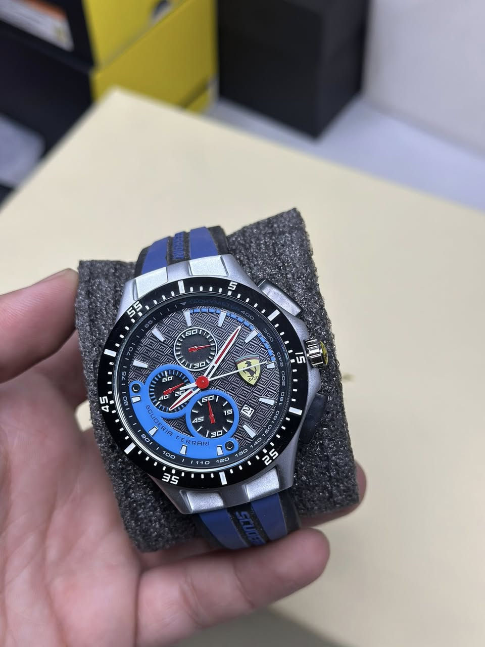 ساعه Ferrari
كوالتي عالي 
جميع السناتر شغاله نضام ستوب وتش
قطعه مختمه سير ربر اصلي 
مقاومه للماء زجاج زفير 
25 الف على اول تم


**إذا كنت صاحب هذا الإعلان وتريد حذفه لأي سبب، رجاءا أرسل رسالة إلى الدعم الفني**