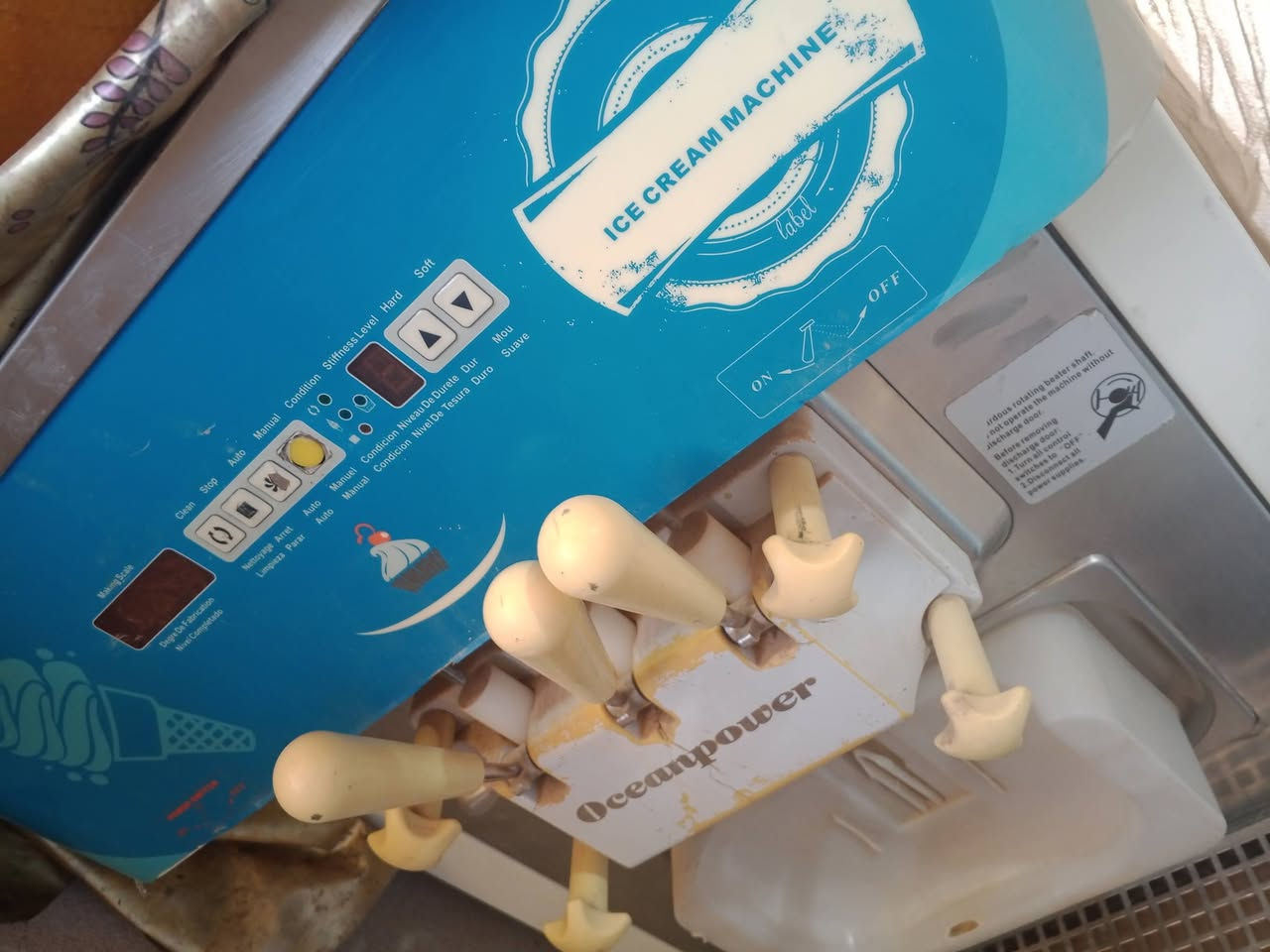 السلام عليكم يتوفر فرن لحم بعجين
 للبيع وماكينة آيس كريم سوفت (Soft Ice Cream) ماركة Oceanpower
3 نكهات (نكهتين + ميكس).
بحالة جيدة من الخارج.
جميع القطع موجودة.
العطل: الموتور يحتاج تبديل أو تصليح.
للاستفسار واتساب ‪‏‪ ***********‬‏ 
أو اتصال ع هذا الرقم ***********
