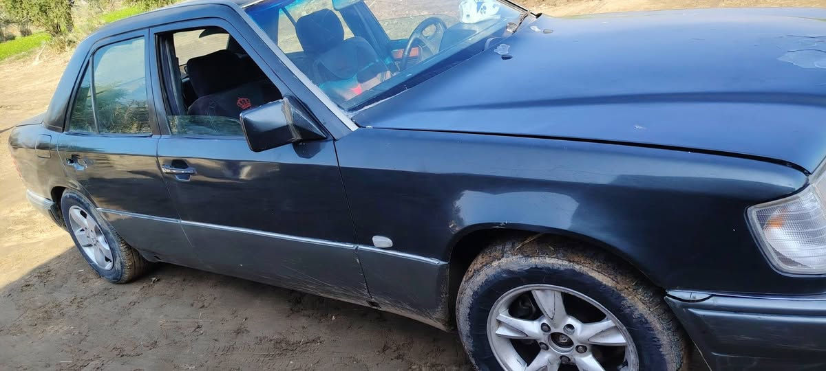 مارسدس دب للبيع91 مكينه 2 ونص. سياره حلوه تصال عل رقم ***********
