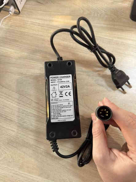 بطارية شحن ليثيوم من طراز موديل YZ260 البطارية كبيرة،بطارية صغيرة من طراز موديل YZ130 للسعر تواصل على خاص او انتصل على هذا رقم ***********
