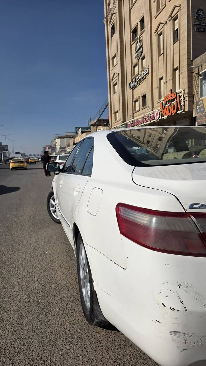 سلام عليكم للبيع كامري ٢٠٠٧ خليجي محدثة ١١ رقم بصرة مميز السيارة جاهزة حدادية تخم تاير كير كفالة محرك بي خيط تبخير السيارة بيها شبر صبغ بالجاملغ الامامي وبارد بالجاملغ الخلفي والبنيد بي تعديل السيارة شاشة كامرة حساسات خلفية بردة خلفية كشن كهرباء منضومة زنون السعر مع الرقم ١١٥ وبيها مجال ***********
