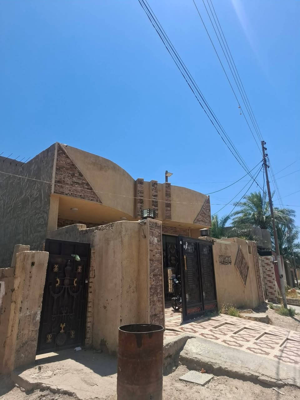 دار مع قطعه ارض/  للبيع طابو سند/ مساحه ٢١١  متر المكان /نهايه شارع البلديه مدخل حسينيه الحاج محمد العلوان /١غرفه نوم /ساحه درج  /استقبال /مطبخ /٢ صحيات/كراج/قطعه خلف البيت فارغه /بناء طابوك /سيراميك ارضيه وجدران /  كافه الخدمات شارع ٢٠ متر  /سعر ٩٢ مليون/ بي مجال للتفاوض الاستفسار الاتصال /*********** اهلا وسهلا بكم ٠٠٠

