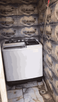 للبيع
100م، يحتوي على غرفة واستقبال وصالة ومطبخ صحيات داخليه وخارجيه داخل فرع قريب على الشارع العام مسلح كونكريت مشمول بقرار الطابو حي الرباب السعر35وبي مجال ***********
