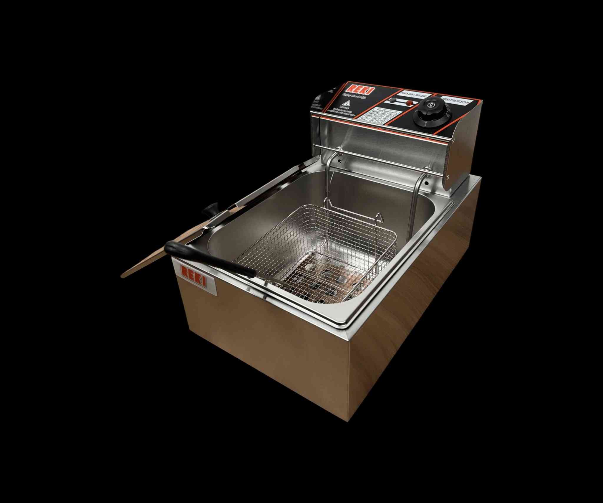 قلاية زيت كهربائية ريكي REKI – سعة 6 لتر

الاستخدامات

مثالية لقلي البطاطس، الدجاج، السمك، الكوردن بلو، والوجبات السريعة المتنوعة.

مناسبة للمطاعم الصغيرة، الأكشاك، أو الاستخدام المنزلي لعشاق الأكل المقرمش.

تساعد في تحضير كميات كبيرة من الطعام بسرعة وكفاءة.

المميزات

سعة كبيرة 6 لتر تكفي لتحضير وجبات عائلية أو تجارية بسهولة.

قدرة تسخين عالية 2500 واط تضمن تسخين الزيت بسرعة وتوزيع حراري متجانس.

تحكم دقيق في الحرارة من 60° إلى 200°C مع مؤشر ضوئي يوضح التشغيل والتسخين.

تصميم من الفولاذ المقاوم للصدأ (ستانلس ستيل) مقاوم للصدأ وسهل التنظيف.

سلة قلي مزودة بمقبض بلاستيكي عازل للحرارة لسلامة الاستخدام.

غطاء معدني مع فتحة تهوية يمنع تناثر الزيت أثناء القلي.

لوحة تحكم أمامية بإنارة مزدوجة (POWER  HOT) ومقبس اختيار درجة الحرارة.

مؤشر حرارة مخصص لعدة أنواع أطعمة (دجاج، سمك، ستيك، بطاطا).

حماية من الجفاف (Spill Limit Switch) تمنع تشغيل السخان بدون زيت.

مزودة بقاعدة معدنية داخلية مثقبة لتوزيع الحرارة بشكل أفضل وحماية عنصر التسخين.

الجهد الكهربائي: ‎220–240V‎  التردد: ‎50Hz‎.

محتويات الصندوق

القلاية الكهربائية سعة 6 لتر.

سلة قلي معدنية بمقبض مقاوم للحرارة.

غطاء ستانلس ستيل.

لوحة تشغيل حرارية مدمجة مع مصابيح مؤشر.

دليل الاستخدام باللغات المتعددة.

الملاحظات

الأبعاد الكلية للكرتون: الطول 45 سم × العرض 30 سم × الارتفاع 29 سم.

بلد المنشأ: الصين (Made in P.R.C).

يُمنع تشغيل الجهاز بدون وجود زيت داخل الحوض.

يجب تنظيف القلاية وفصلها عن الكهرباء قبل أي صيانة أو غسل.

يوصى باستخدامها على سطح مستوٍ ومستقر وبعيد عن الماء
السعر ب45.000 د. ع.


**إذا كنت صاحب هذا الإعلان وتريد حذفه لأي سبب، رجاءا أرسل رسالة إلى الدعم الفني**