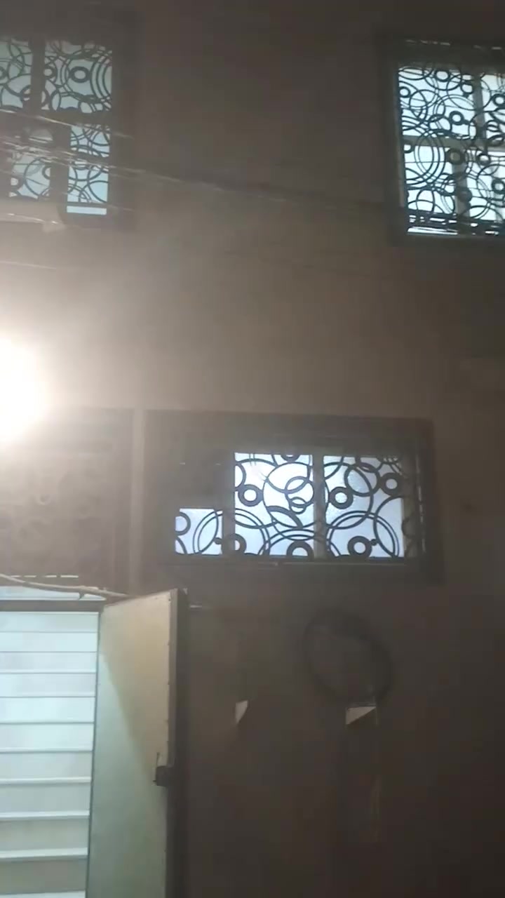 السلام عليكم شقه للايجار طابق ثاني مكانه بحي العباس بلفرع الثاني علحولي علشارع صايره تحتوي غرفتين نوم وباقي الملحقات كلش راقيه ومكانهه كلش حلو ايجاره قفل 300 ولعائله صغيره ***********
