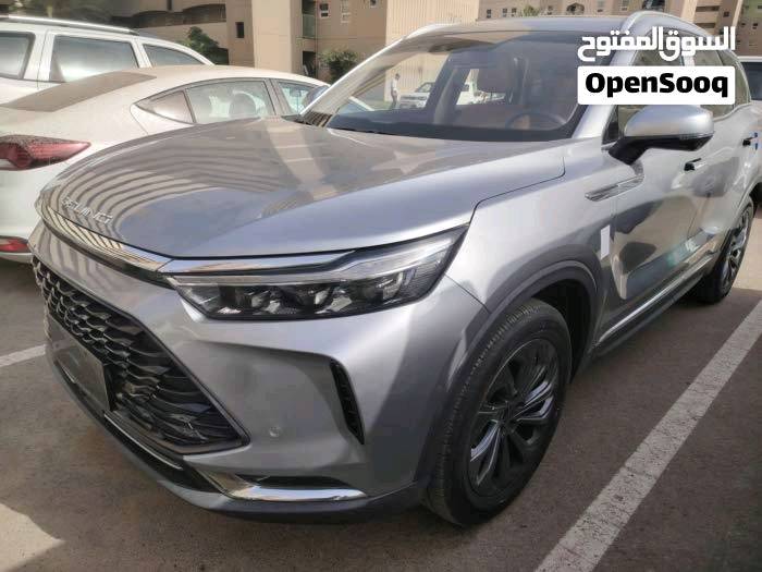 🔥 للبيع — BAIC X7 موديل 2025 اللون سلفر فل أوبشن — قمة الفخامة والتكنولوجيا 🔥 
🚨 أمتيازات مرسيدس بنز !!!
▪️بسعر (180) ورقه و بيها مجال بدون لوحات تاخذها و ترقمها وين متريد ! 🔥  
▪️عداد  الكيلو متر (188كم و قابل للزيادة)!
▪️استلام شركة جديد زيرو!!!
▪️ضمان سنتين تبديل دهن و فلاتر تبريد مجاناً ! 🔥
▪️ضمان 6 سنين محرك و گير ! 🔥 
إذا تدور على سيارة SUV حديثة تجمع بين الشكل الأوروبي، التكنولوجيا الذكية، الراحة العائلية، والمواصفات المستقبلية… فالـ BAIC X7 تعتبر من أقوى الخيارات الموجودة حالياً 😎

━━━━━━━━━━━━━━━

🚘 معلومات السيارة:
▪️ الشركة المصنعة: BAIC
▪️ الموديل: X7
▪️ سنة الصنع: 2025
▪️ اللون الخارجي: سلفر معدني فاخر ✨
▪️ اللون الداخلي: جلد Nappa من مرسيدس برتقالي فاخر مع تطعيمات حديثة
▪️ الفئة: فل كامل / أعلى تجهيز
▪️ عدد الركاب: 5 ركاب براحة ومساحات واسعة جداً
▪️ تصنيف السيارة: SUV عائلية رياضية فاخرة

━━━━━━━━━━━━━━━

⚙️ المحرك والأداء:
🔹 محرك 1.5 لتر Turbo GDI
🔹 4 سلندر تيربو اقتصادي وقوي
🔹 القوة: 185–188 حصان
🔹 العزم: 305 نيوتن متر
🔹 ناقل حركة 7 سرعات DCT مزدوج التعشيق
🔹 دفع أمامي FWD
🔹 استجابة ممتازة بالتسارع
🔹 ثبات عالي على السرعات
🔹 نظام قيادة Eco / Sport
🔹 عزل احترافي للهواء والأصوات
🔹 سرعة قصوى تقارب 240 كم/س
🔹 استهلاك وقود اقتصادي 19.3 كم لكل 1 كم
🔹 خزان وقود 60 لتر

━━━━━━━━━━━━━━━

🛞 نظام التعليق والثبات:
✔️ تعليق أمامي MacPherson مستقل
✔️ تعليق خلفي Multi-Link متعدد الوصلات
✔️ راحة عالية بالمطبات والشوارع العراقية
✔️ ثبات ممتاز بالمنعطفات والخطوط السريعة
✔️ نظام مانع الانزلاق TCS
✔️ نظام الثبات الإلكتروني ESP
✔️ فرامل ABS + EBD + EBA

━━━━━━━━━━━━━━━

📏 الأبعاد والمساحات:
▪️ الطول: 4745 ملم
▪️ العرض: 1892 ملم
▪️ الارتفاع: 1715 ملم
▪️ قاعدة عجلات: 2800 ملم
▪️ ارتفاع عن الأرض: 200 ملم
▪️ مساحة رجلين خلفية ضخمة
▪️ شنطة خلفية كبيرة مناسبة للسفر والعائلة
▪️ تصميم انسيابي بمعامل مقاومة هواء منخفض جداً

━━━━━━━━━━━━━━━

✨ التصميم الخارجي:
✔️ واجهة هجومية رياضية عصرية
✔️ شبك أمامي كرومي فاخر
✔️ إضاءة LED Matrix أمامية وخلفية
✔️ إضاءة نهارية DRL حديثة
✔️ خطوط ديناميكية فخمة
✔️ مقابض أبواب مخفية كهربائية Smart Handles
✔️ سقف بانوراما ضخم جداً بحجم يقارب 1320×850 ملم 🌌
✔️ جنوط رياضية قياس 20 إنج
✔️ مرايا كهربائية مع تدفئة وطي أوتوماتيك
✔️ جناح خلفي رياضي
✔️ باب خلفي كهربائي ذكي
✔️ حساسات أمامية وخلفية كاملة
✔️ كاميرات محيطية 360° ثلاثية الأبعاد HD

━━━━━━━━━━━━━━━

🛋️ الداخلية والفخامة:
✨ داخلية تعتبر من أفخم الداخليات ضمن فئتها السعرية

✔️ جلد Nappa فاخر
✔️ مقاعد كهربائية متعددة الوضعيات
✔️ تبريد + تدفئة  😮‍💨
✔️ ذاكرة حفظ لوضعية السائق
✔️ تحكم كهربائي كامل بالمقاعد
✔️ إضاءة داخلية Ambient Light بـ 64 لون 🌈
✔️ خامات Soft Touch فخمة جداً
✔️ ديكورات داخلية حديثة
✔️ فتحة سقف بانوراما ثنائية
✔️ مكيف أوتوماتيك ذكي ثنائي التحكم
✔️ فتحات تكييف خلفية
✔️ فلتر تنقية هواء للمقصورة
✔️ عزل حراري وصوتي ممتاز

━━━━━━━━━━━━━━━

📱 التكنولوجيا والشاشات:
🔥 من أكثر السيارات الصينية تطوراً بالتكنولوجيا

✔️ 3 شاشات LCD داخلية:
• شاشة عدادات رقمية 12.3 إنج
• شاشة وسطية ترفيهية 12.3 إنج
• شاشة مستقلة للتحكم بالمكيف 7 إنج

✔️ Apple CarPlay
✔️ Android Auto
✔️ بلوتوث + أوامر صوتية
✔️ مساعد صوتي ذكي بالذكاء الاصطناعي !
✔️ نظام التعرف على الوجه 😳
✔️ تشغيل بصمة Start/Stop
✔️ دخول ذكي بدون مفتاح
✔️ شاحن لاسلكي سريع
✔️ USB أمامي وخلفي
✔️ تحكم كامل من المقود
✔️ تحديثات ذكية للنظام

━━━━━━━━━━━━━━━

🅿️ أنظمة الركن والمساعدة:
✔️ كاميرا 360° HD
✔️ عرض ثلاثي الأبعاد للسيارة
✔️ خطوط ديناميكية أثناء الرجوع
✔️ نظام ركن ذاتي Auto Parking 🤖
✔️ مساعد نزول المرتفعات HDC
✔️ مساعد صعود المرتفعات HHC
✔️ Auto Hold
✔️ فرامل إلكترونية EPB

━━━━━━━━━━━━━━━

🛡️ أنظمة الأمان والذكاء:
✅ مثبت سرعة راداري ذكي IACC
✅ تحذير مغادرة المسار LDW
✅ المحافظة على المسار
✅ مراقبة النقطة العمياء BSD
✅ تحذير اصطدام أمامي FCW
✅ فرملة طوارئ أوتوماتيكية AEB
✅ التعرف على إشارات المرور TSR
✅ مراقبة تعب السائق
✅ High Beam Assist للإضاءة العالية الذكية
✅ 6 وسائد هوائية
✅ TPMS مراقبة ضغط الإطارات
✅ فتح الأبواب أوتوماتيكياً وقت الحوادث
✅ نظام مانع السرقة + Immobilizer

━━━━━━━━━━━━━━━

🌟 مميزات تخليها تنافس سيارات أغلى منها:
⭐ تصميم قريب للسيارات الأوروبية
⭐ فخامة داخلية أعلى من سعرها
⭐ تكنولوجيا متقدمة جداً
⭐ راحة ممتازة بالسفر والخط
⭐ مناسبة للعائلة والشباب
⭐ قيمة عالية