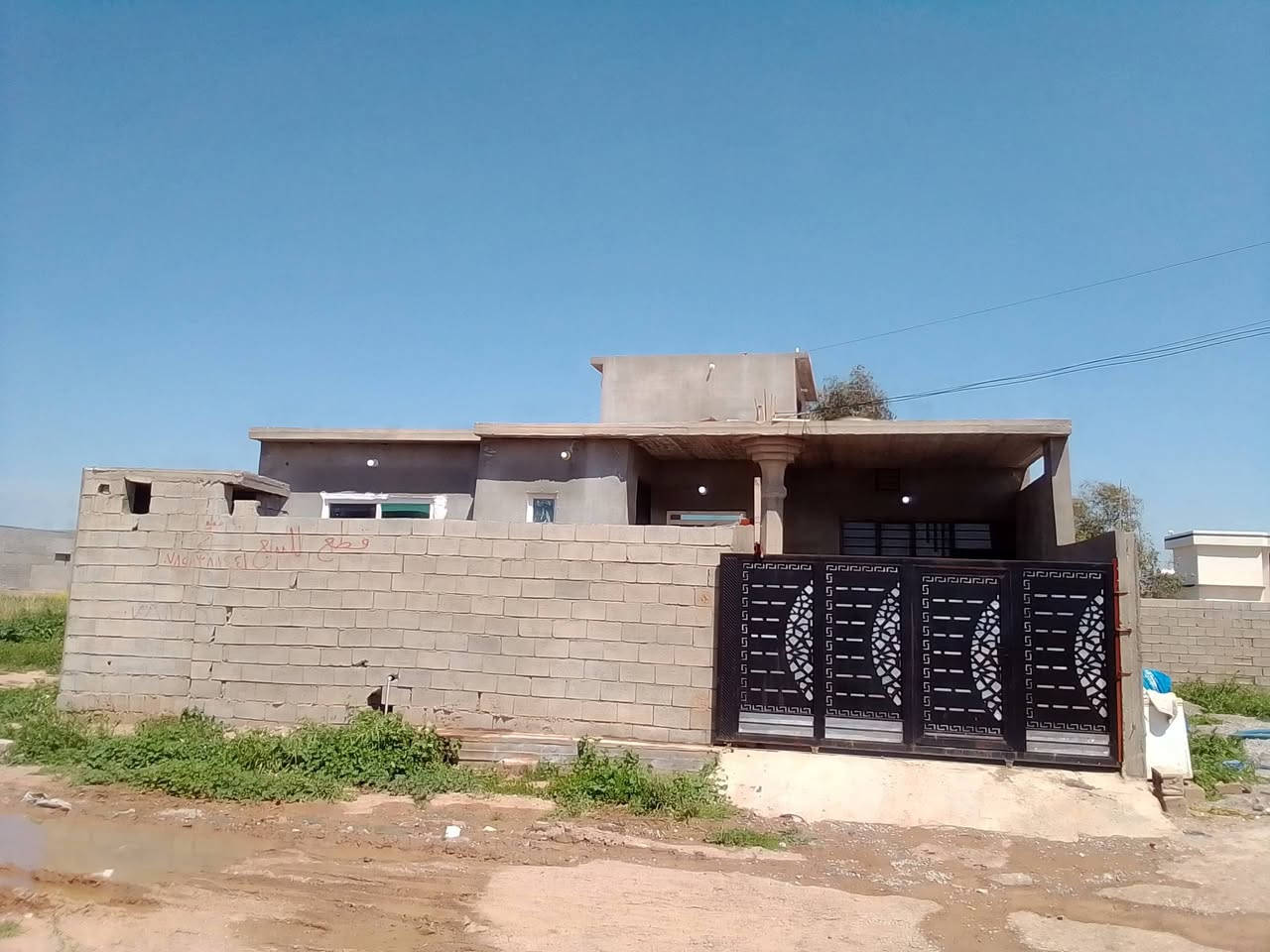 سلام عليكم بيت للبيع
الموقع نجم الجحيش نهايت فرع الجامع 
مساحه القطعه 200 متر مساحت البناء 180 غرفتين نوم ربعه جبير و هول و مطبخ و مجمع زغير و صحيات خارجيه و داخليه البيت بناء جديد خدمات ماء و كهرباء واصل كامل نقص بس لبخ من داخل و ستاره خدمات كامله 
للاستفسار الاتصال على الرقم ***********
