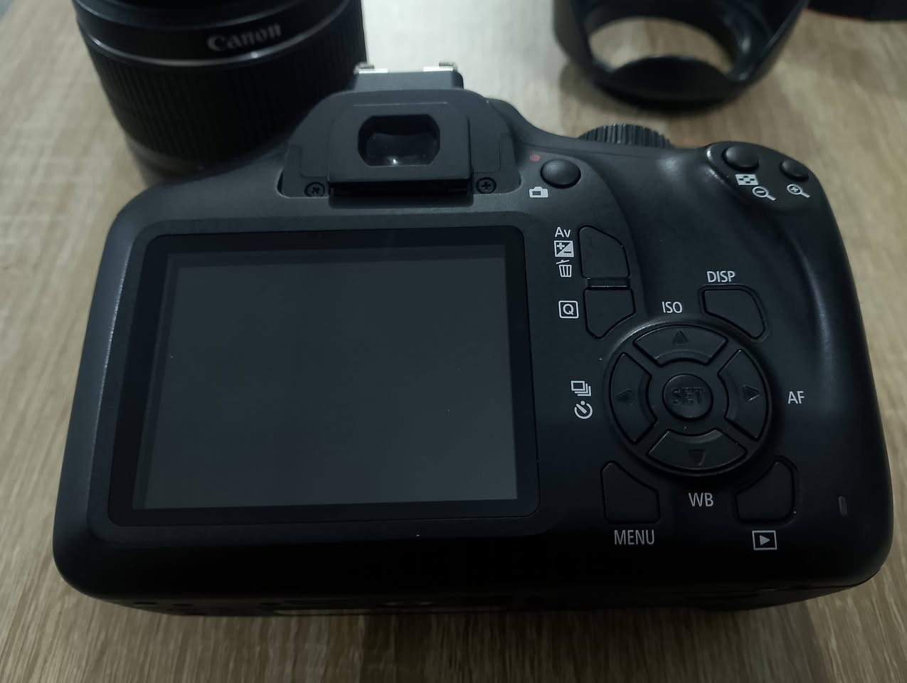 كانون EOS 4000D     | يوجد توصيل |

المواصفات 
1. الدقة 18 ميگا بكسل 
2. الايزو 6400 قابل للتوسعه 12.200 
3. البطارية تنطيك 500 صورة بالشحنة الوحده
4. المستشعر ABS - C
5. دقة الشاشة 230 الف نقطة 
6. اوتو فوكس 9 نقاط 
7. سنة الاصدار 2018 
8. الكامره تدعم الواي فاي لنقل الصور 
ويوجد تطبيق خاص بالكامره 
9.العدسة 18 - 55 الاصدار الثالث III
فتحة العدسة 3.5 
مع غطاء العدسة الخارجي للحماية 

تصوير الفيديو : 
على 24 فريم تنطيك 1080
على 30 فريم تنطيك 1080
على 60 فريم تنطيك 720
تنطيك تصوير مستمر ل 30 دقيقة 
مع امكانية التحكم بتعريض الفيديو ايزو شاتر فتحة عدسة الخ..

والشاحنة الاصلية موجوده مع كيبل الشحن 
اضافة الى الهود والحقيبة ورام 32 وحزام الكتف 
النظافة 95% اذا مو 100% 

الاستخدام : الكامره اشتريتها بتاريخ 2026/4/20
وما صورت بيها الا تصوير شخصي + تخرج اخوي فقط يعني شترها ما عابر ال 10K 

:::: السعر :-       260 ألف وبي مجال بسيط    :::::::
أو مراوس كانون
1200D
650D
600D
550D
100D
60D
(( أي وحده عندك من هذني اراوس وياها ))
والتوصيل عليه وين ما جنت بالعراق

اذا تحب تتواصل على الواتساب : ***********
