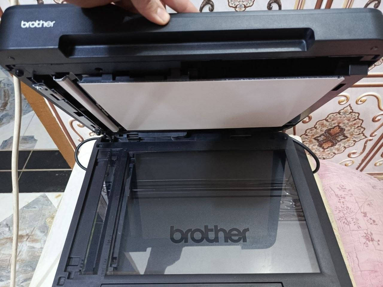 عندي طابعه حديثه اريد أبيعها استخدمتها شهر واحد
طابعة Brother DCP-T720DW 
اقتصادية جداً: تعمل بنظام خزانات الحبر (بدون خراطيش)
شاملة (3 في 1): تطبع، وتصوّر (نسخ)، وتمسح ضوئياً (سكانر).
ذكية ولاسلكية: تدعم الـ Wi-Fi للطباعة مباشرة من الموبايل أو اللابتوب بدون أسلاك.
مريحة وموفرة للوقت:
تطبع على الوجهين تلقائياً لتوفير الورق.
تحتوي على سحب تلقائي للأوراق (ADF) لتصوير ومسح المستندات الكبيرة دفعة واحدة.
جهاز  اعتمادي .
بالاضافه وياها احبارها الاصليه  بيها ابيض واسود وملون 
الأحبار حتكون مجانية 
السعر ع الخاص


**إذا كنت صاحب هذا الإعلان وتريد حذفه لأي سبب، رجاءا أرسل رسالة إلى الدعم الفني**