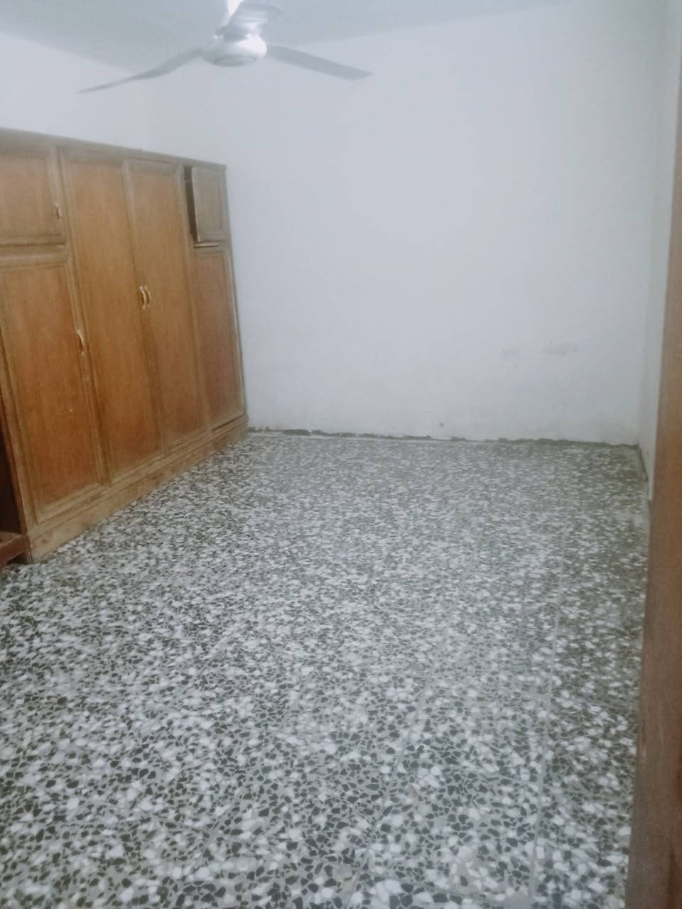 السلام عليكم عندي بيت 75 متر الحسينيه منطقة المخابرات يحتوي على استقبال وغرفه نوم ومطبخ وتواليت خارجيه وحمام داخلي وطرمه وسطح وترك للاستفار على الرقم                      ***********
