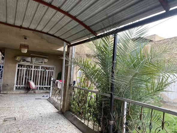 السلام عليكم دار سكني للبيع مساحة حوالي 300 متر مربع يحتوي علي خمسة غرف نوم و صالة واحدة مع استقبال و حمام عدد4 كراج يسع اكثر من سيارة مع صحيات عدد 4
تفاصيل اكثر عن الدار يقع في منطقة الرئاسة خلف شارع البرتقاله مدخل أسواق البرتقاله  وبتفاصيل اكثر الاتصال على الرقم ***********
0779796585
