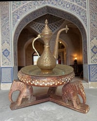ابريق نحاس • نقوش نباتية بارزة • مطعمة بسن هندي