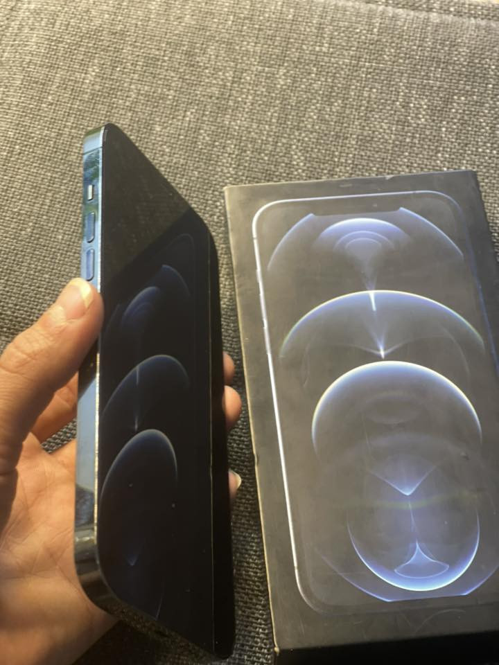 السلام عليكم 

عندي آيفون ١٢ برو ماكس للبيع  المبايل مكفول كلشي مامبدل بي محافظ  عليه كله بلادي ذاكره ٢٥٦   والبطاريه ٧٦ يعني زينه تمشيك ٥شهر واذا تريد تبدله الوكاله مالته ب٣٠ وشحن مايصرف أصلن كلش زين .ملحقاته كامله الكارتونه مالته الاصليه مطابق رقمه معه المبايل وياه الكيبل  الأصلي مالته وياه كفر اصلي جلاتيني شفاف والسعر  ٥٢٥ بس امنه المبايل نضيف بشكل قبل لتأخذه فحصه حته بل حاسبه  وبي مجال حك الجيه ورقم المبايل *********** واتساب أو تصال موجود
