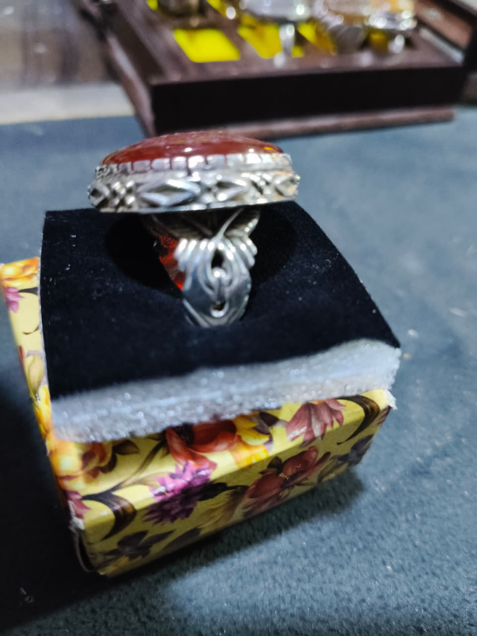 السلام عليكم عقيق مخطوط ( لا اله الا انت سبحانك اني كنت من الظالمين ) قياس الحجر 3 سم دائري السعر 50 الف *********** الكاظمية المقدسة
