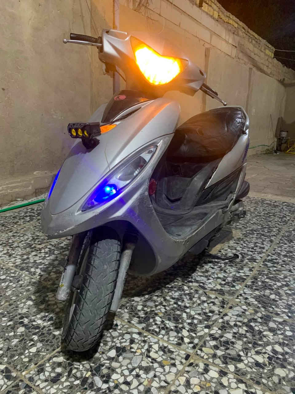 سلام عليكم كامكو جي فور فحل حاوية الدراجة مكفولة لآخر حباية وختم واحد ع طولة سعرها 650 وبيها مجال الدراجة نازلة حاوية صارلها 6 اشهر مكاني كوفة رقمي ***********
