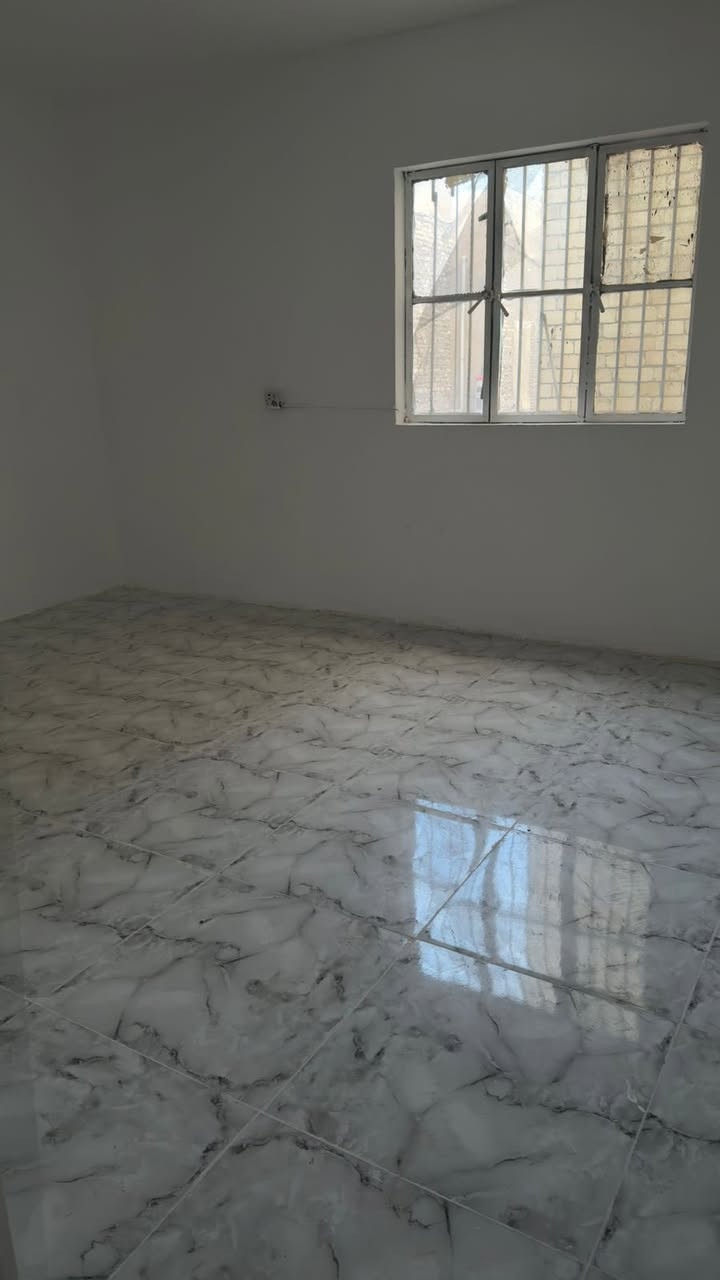 السلام عليكم بيت بالبنوك حي سومر قرب مستشفى الشعب وكلية الرافدين/
مساحة ١٠٠ متر واجهة ٤ ونص نزال ٢٢ وربع 
محدث صبغ وأرضيات 
يحتوي ع طرمة واستقبال ومطبخ وصحيات طابق اول / الطابق الثاني غرفة نوم وسطح 
للأستفسار الاتصال / ***********
