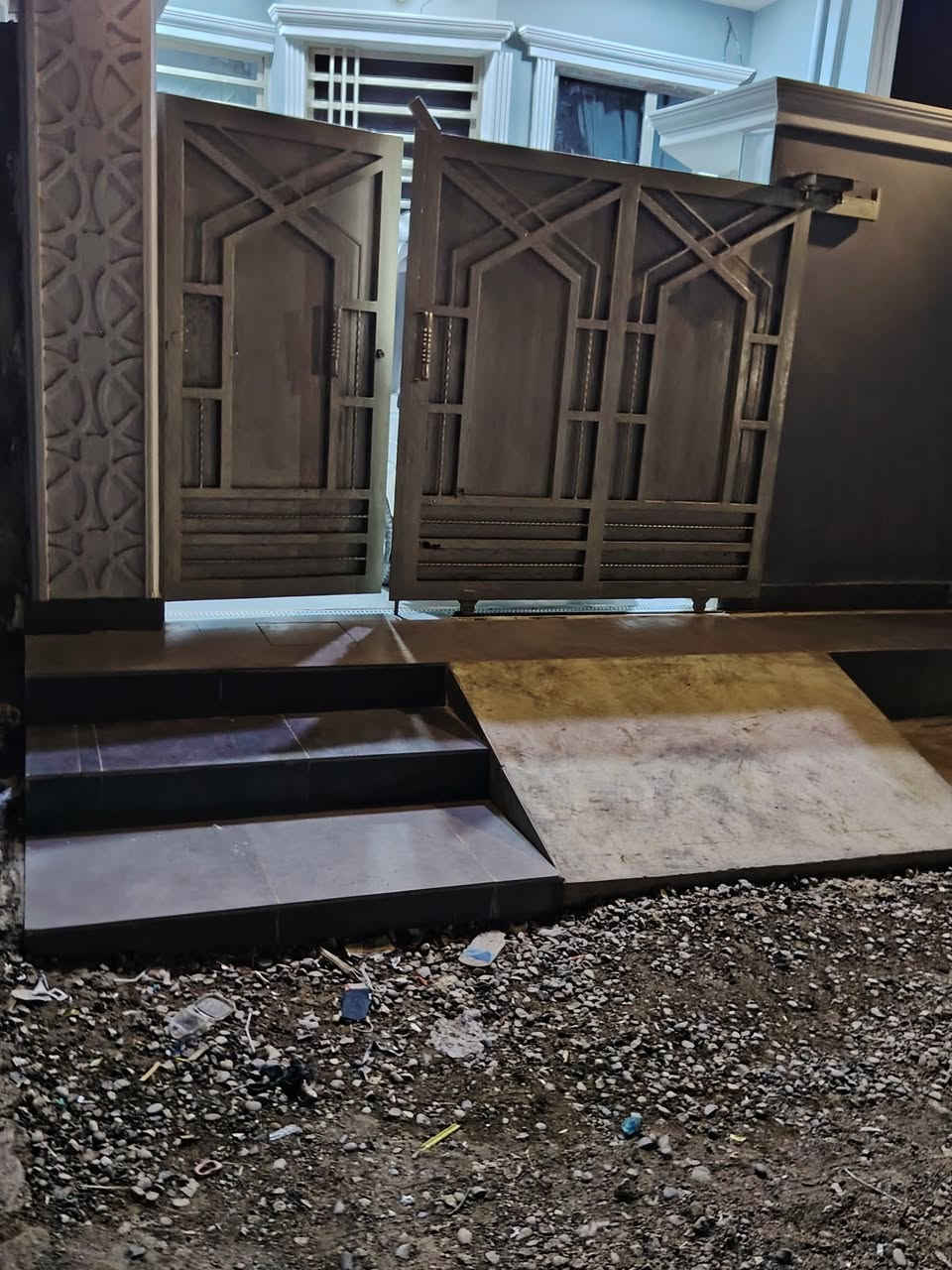 مشتمل للبيع قرب مكتب بيروت واجه 5نزال 20على ساحة بناء جديد طابقين كامل مابي نقص  *********** الكاطون
