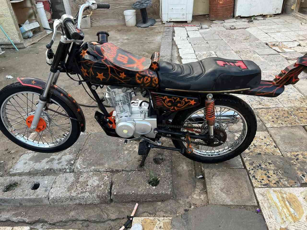 السلام عليكم دراجه ادوات تعميره كدامكم المحرك جديد صارله ٣ اشهر مبدل بيها بطاله بس الدراجه محتاج واريد ابيعها رايدها ب 800 وبيها مجال للشراي مو للي يعامل وما نختلف عل سعر ***********
