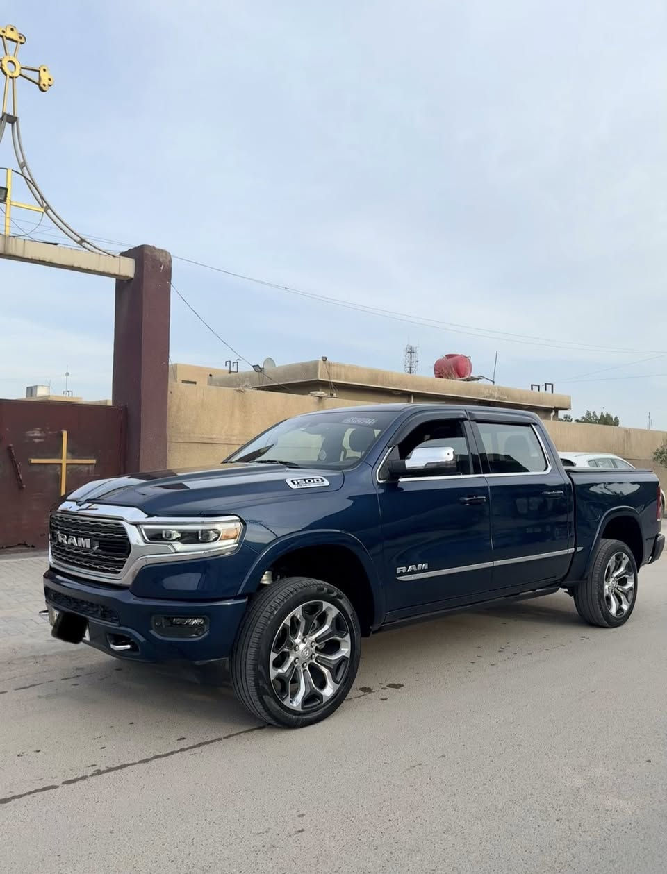 السلام عليكم 
RAM 1500 LIMITED 2023 للبيع 
محرك هيمي 5.7L eTORQUE ماشيه 24 miles 
رقم بغداد 
محرك كير تبريد حدادية مكفول 
المواصفات :بانوراما ،جكات ،دوسات كهرباء ، بدي قصير باب طويل ، مانع تصادم خلفي امامي ، المقاعد الامامية كهرباء وتدفئة وتبريد ،المقاعد الخلفية تدفئة وتبريد ،الستيرن تدفئة ،مرايا جانبية كهرباء كروم ،باب الصندوق كهرباء ،هاند بريك كهرباء ، شاشة العدادات ديجيتال وباقي المواصفات معروفه 
صور الحادث موجوده بالصور ورقم الشاصي خاص 
السعر 330
مكان السياره بغداد 
الرقم ***********
