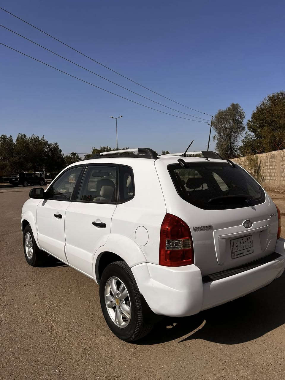 السلام عليكم 
توسان 2010 خليجي 
مواصفاتها معروفة مكينة 2000 دوش 
مكينة وكير بلاديات على وضع الشركة
السيارة مستلميها على ايدنا من الشركة
كلش جديدة وجاهزة من جميع النواحي 
ماشية 140 حقيقي 
مكاني بغداد / الكرخ 
رقم الهاتف ***********
