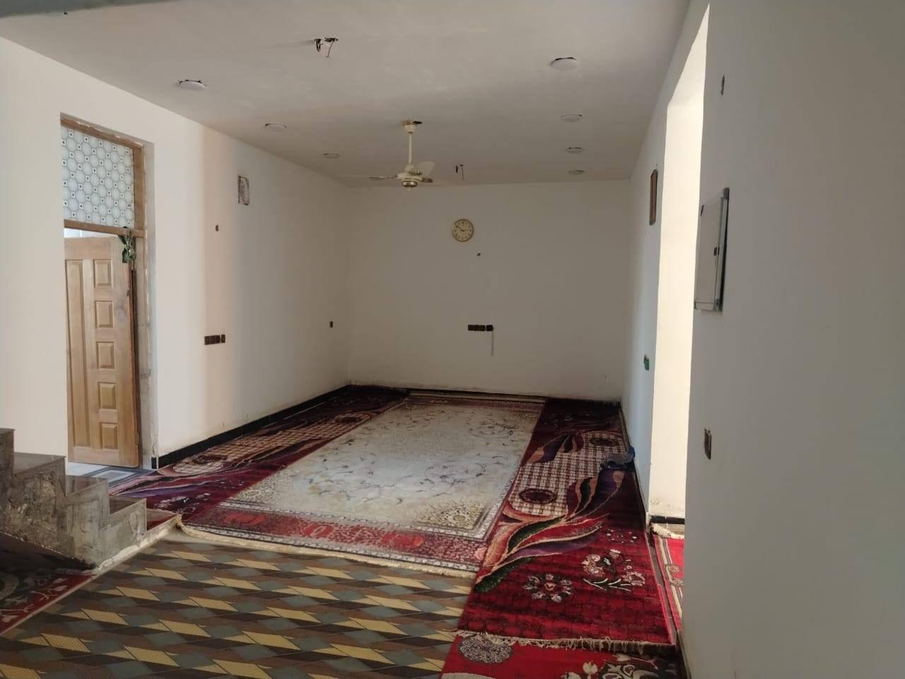 دار للبيع حي الحكيم شارع الوايليه بلقرب من شارع العام عماره بصره طابو زراعي 260م طابقين كل طابق ٣ غرف مع مطبخ وصاله كبيره واسقبال وصحيات داخليه وخارجيه مع كراج البيت جبير ويخبل مال عايله جبيره ب٩٧وبيه مال قليل مجاري وشارع صب متوفره بشارعنه بناء حديث  للاتصال ***********
