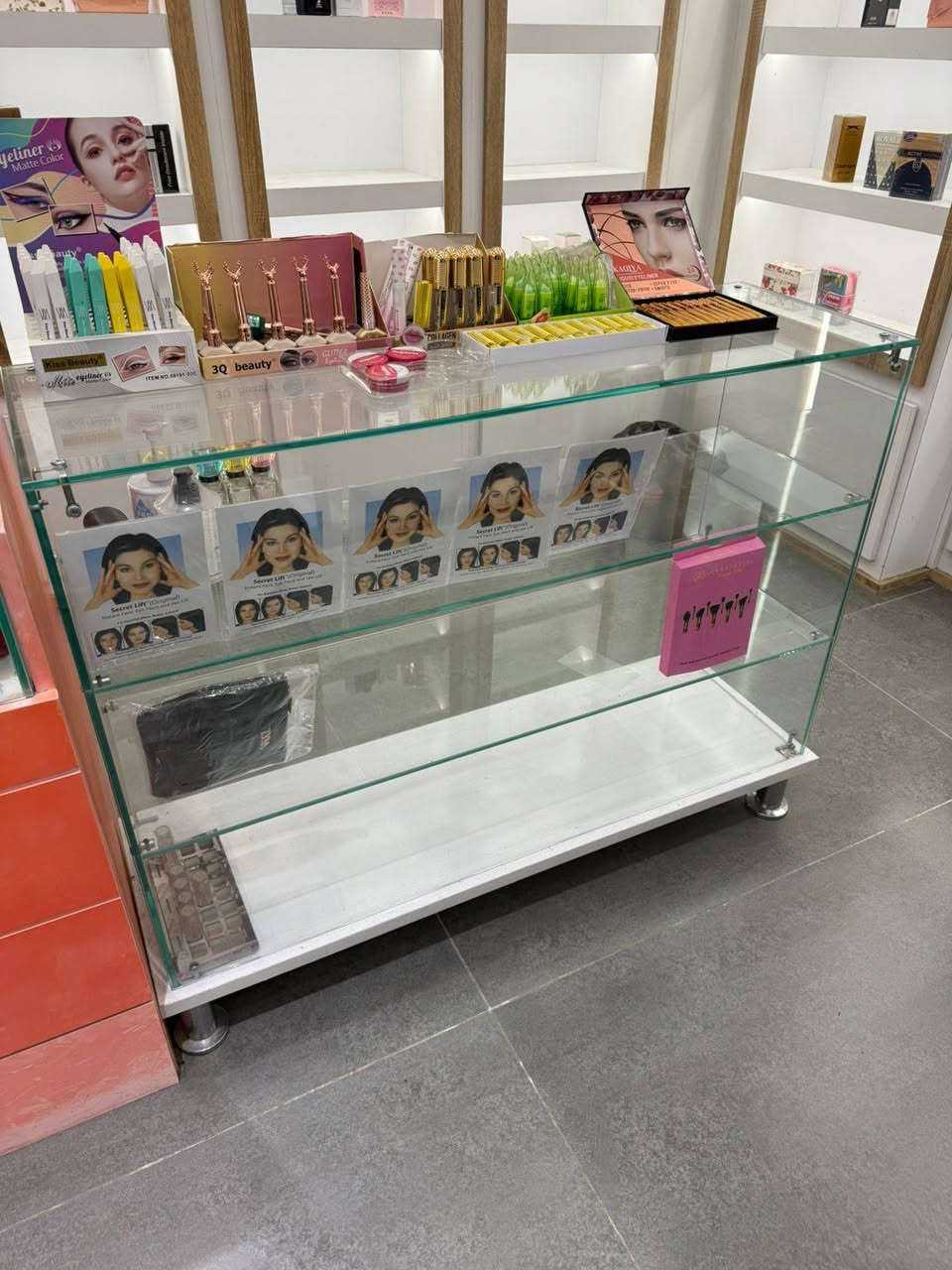 السلام عليكم فاترينات عدد ٦ للبيع جدد كلش مستعجل علبيع 
سعر الوحده ٣٠  الف مكاني مول العامرية/***********
