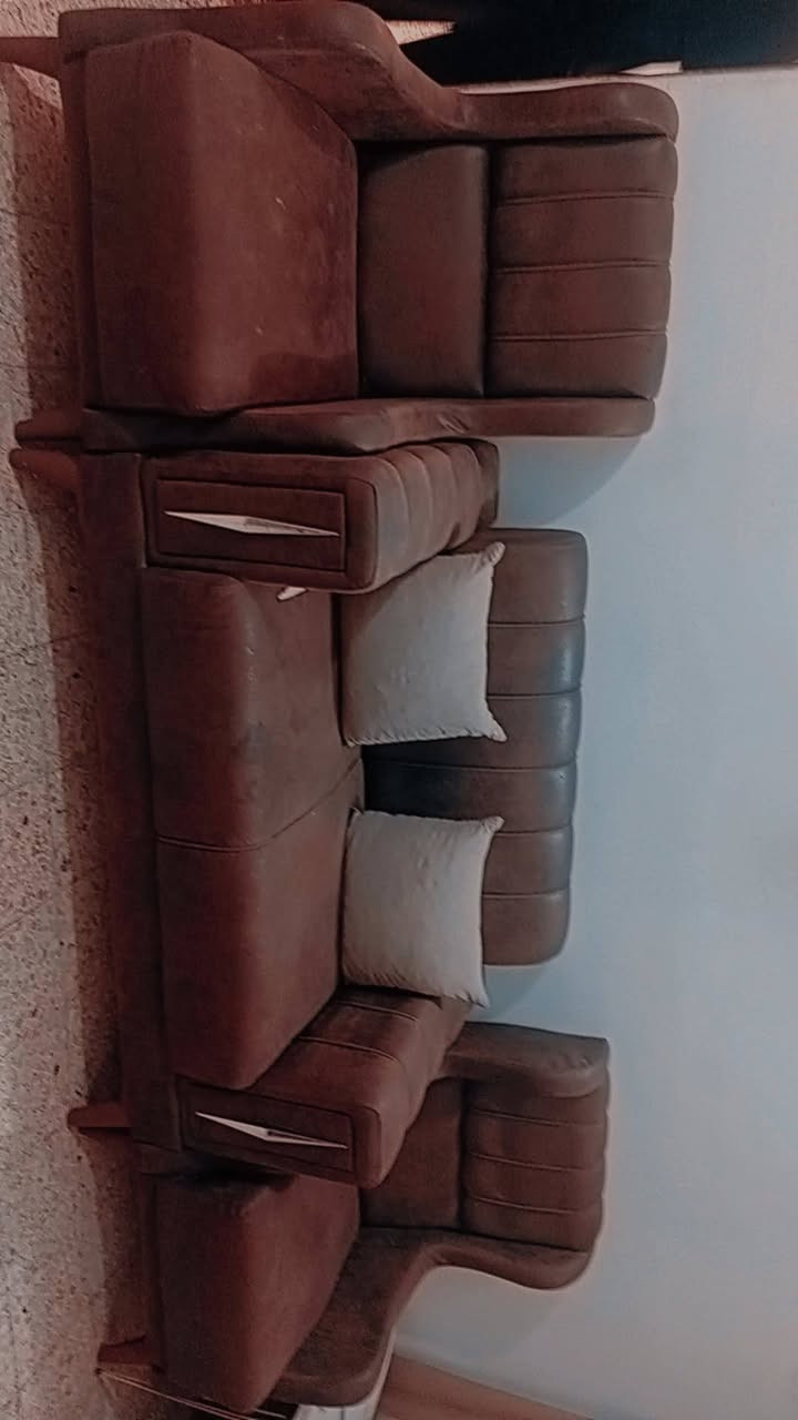 سلام عليكم  تخم للبيع مستعمل  المقاعد جلد مع كوشات  لون قهوائي ولكوشات جكليتي سعرة ٤٥٠ وبي مجال مع البردات لي معروضة بل فيديو  ويوجد فرشة كنبار  جديدة مستعملة قليل ***********

