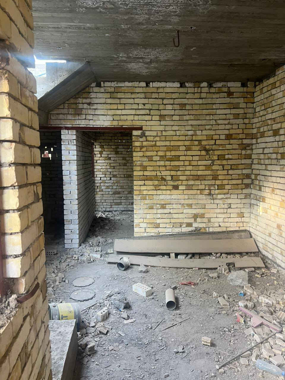 السلام عليكم يتوفر بيت هيكل للبيع المساحه 50متر طابق واحد بناء حديث في منطقه الشبانات قرب البزل الأول البيت صب رفت نوع العقار سند25 قرار محكمة عرض الشارع 8متر يحتوي البيت على غرفه نوم واستقبال وصاله ومطبخ وصحيات الاستفسار عن السعر ***********او***********
